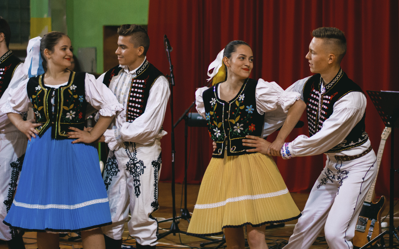 Žiaci tancujúci folklórny tanec