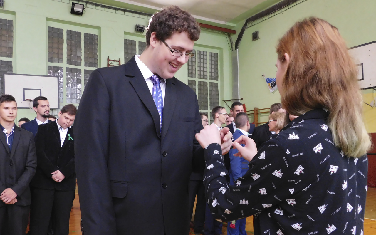 Zástupkyňa školy odovzdáva spomienkový predmet žiakovi IV.B