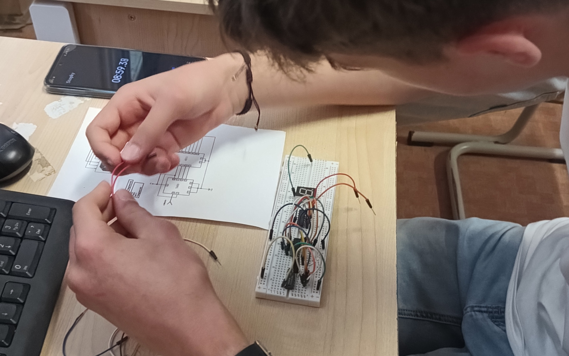 Žiak zapájajúci elektronický obvod