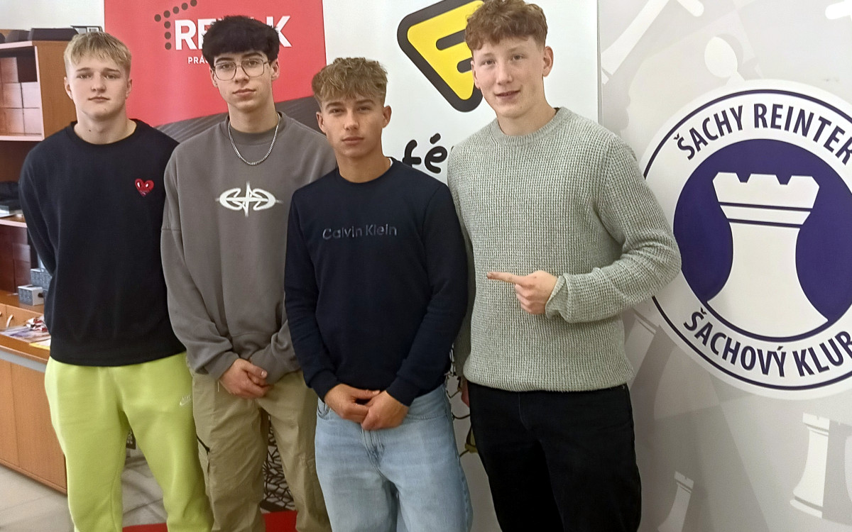 Študenti SOŠ technickej reprezentujúci školu na majstrovstvách v zrýchlenom šachu