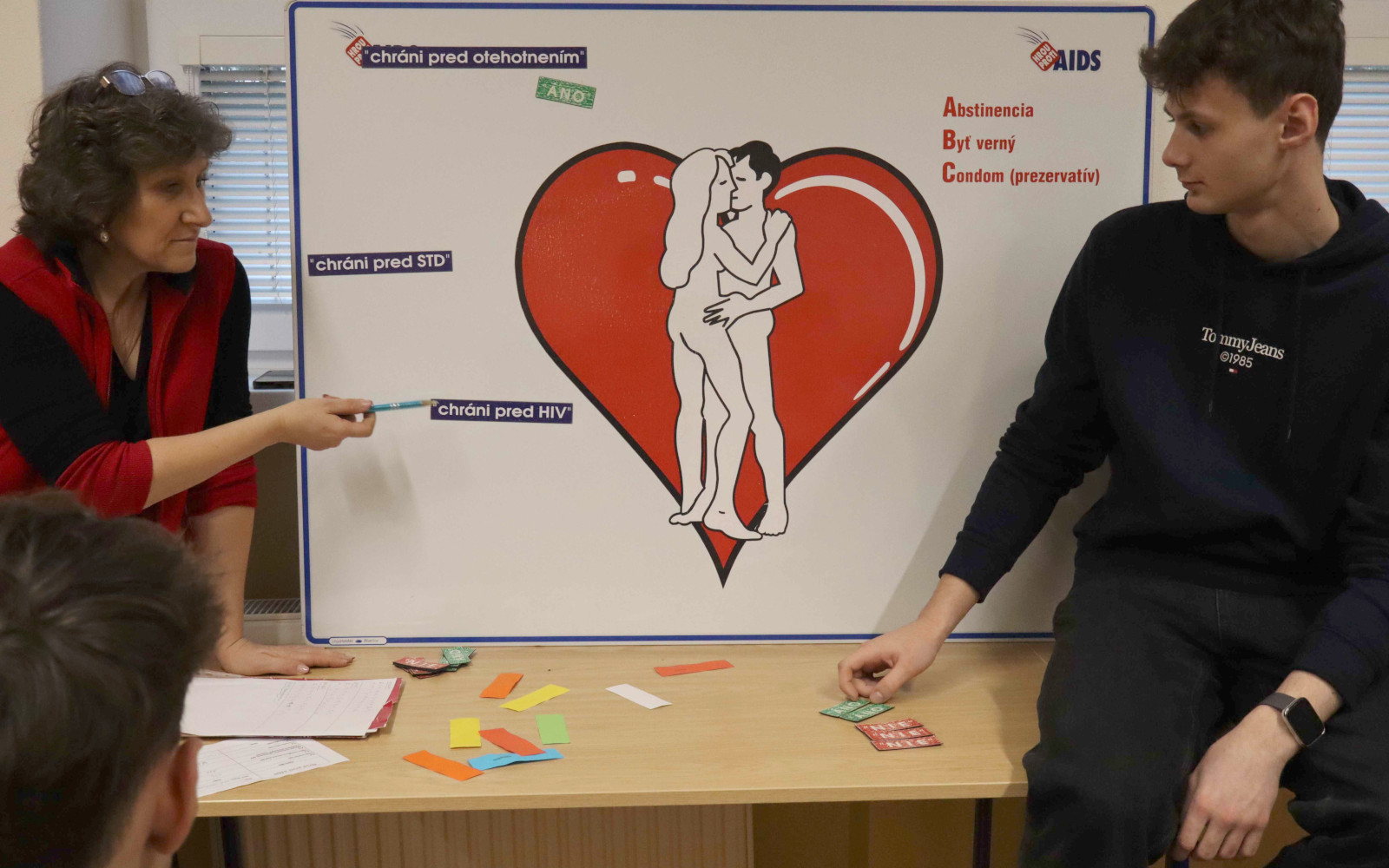 Pracovníčka RÚVZ v Humennom so študentom SOŠT.