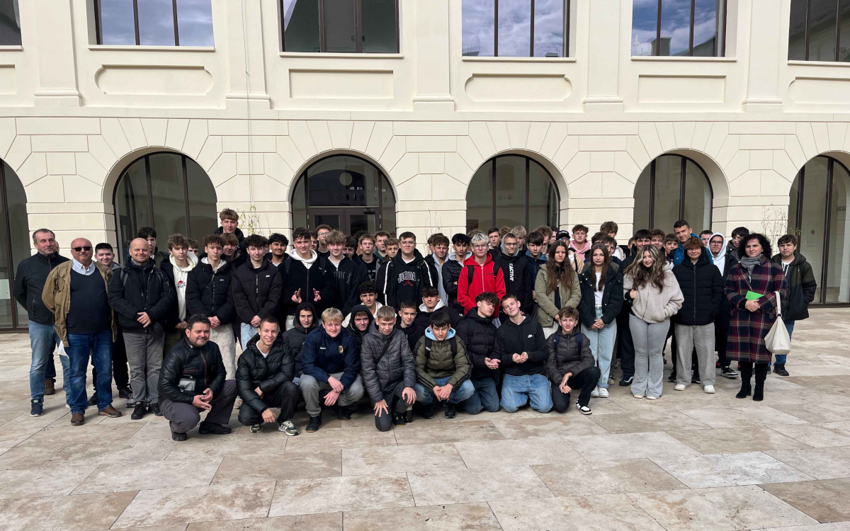 Spoločná fotografia účastníkov akcie na nádvorí Vihorlatského múzea