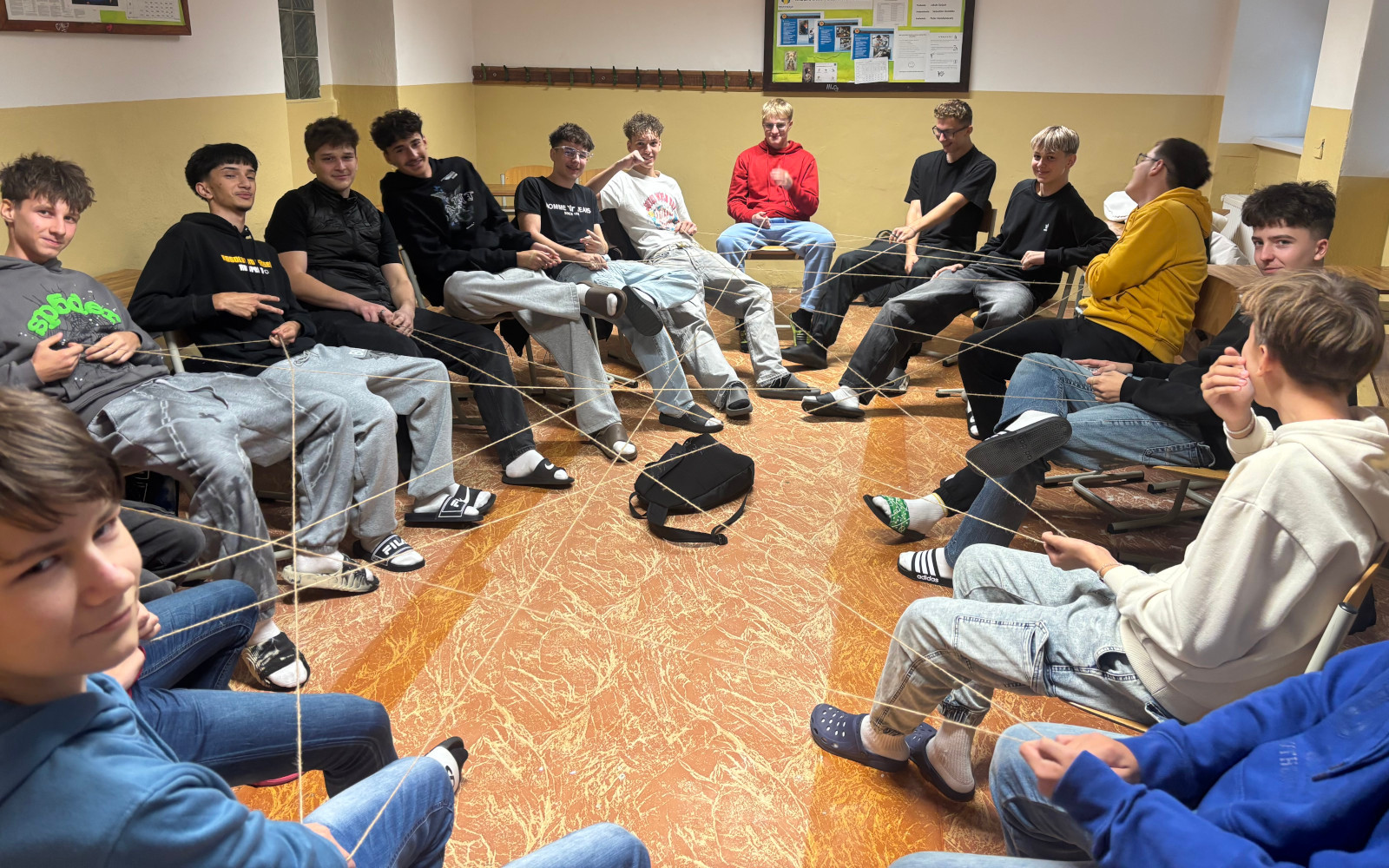 Aktivita - sieť priateľstva v rámci adaptačného dňa študentov 1. ročníka na SOŠ technickej v Humennom