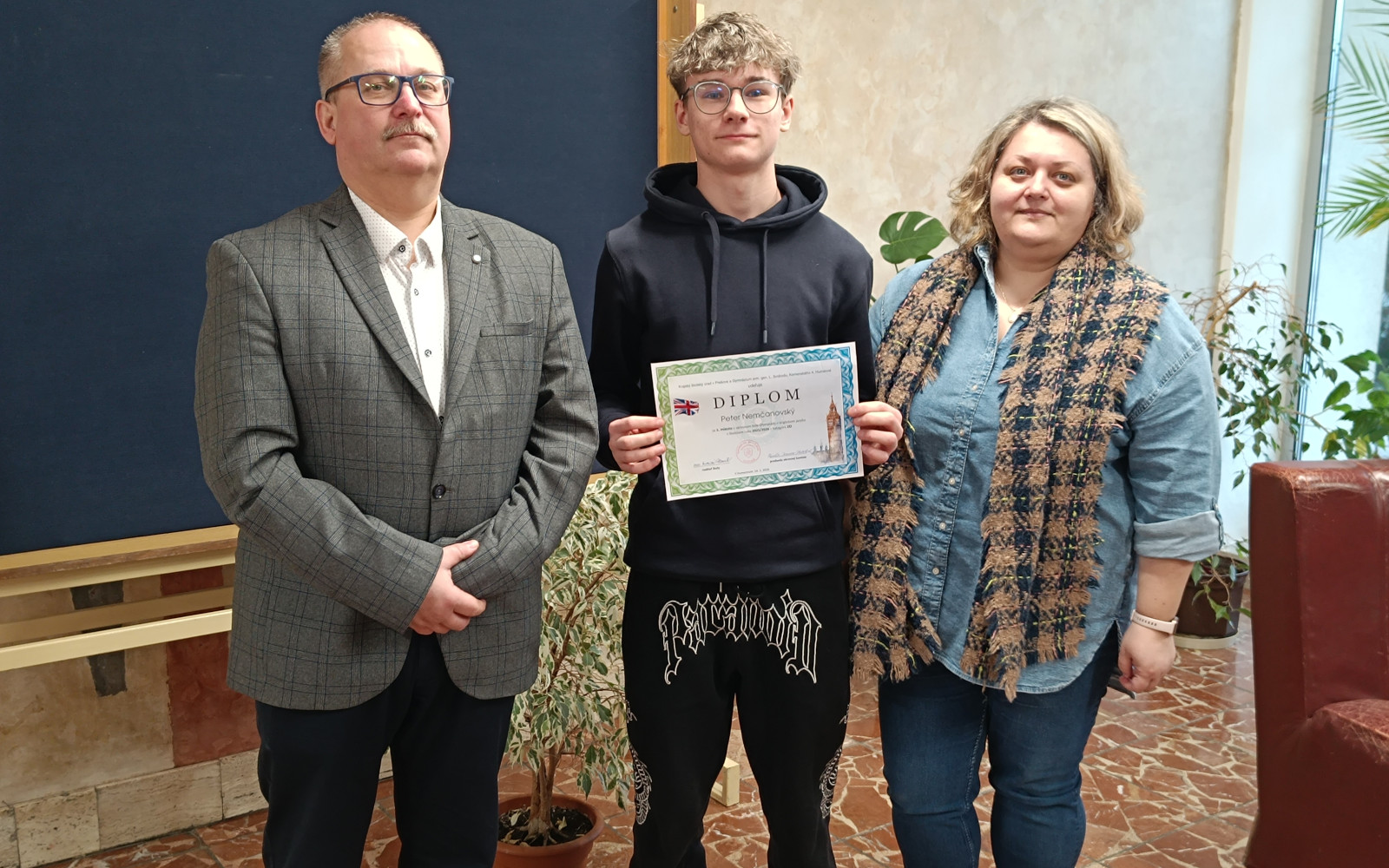 Peter Nemčanovský s diplomom riaditeľom školy a Mgr. Martinou Miklošovou